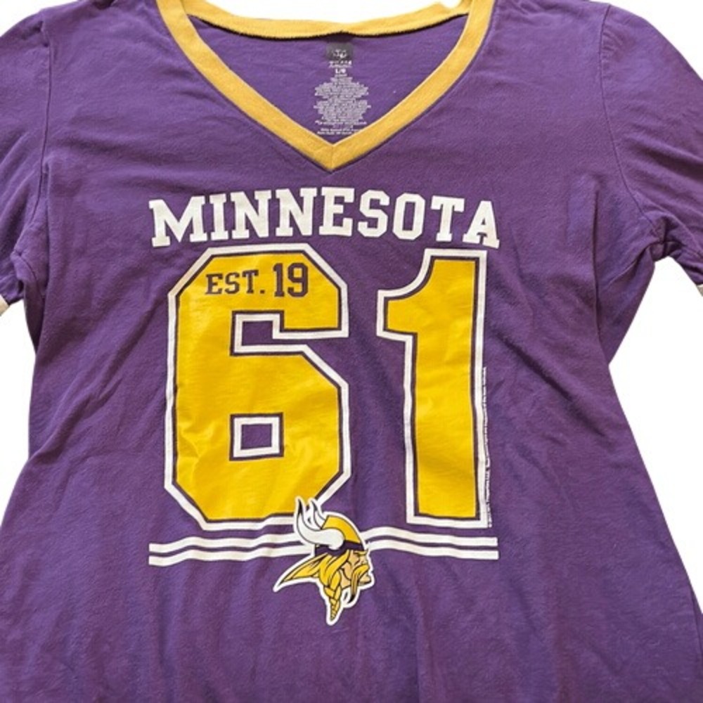 NFL Minnesota Vikings Women's V-Neck Short Sleeve T-Shirt.‎ Purple. Size Large